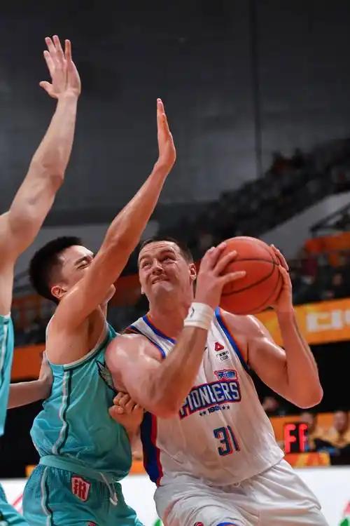 上头条聊CBA CBA最近真是热点不断！当CBA碰上千年古城，民族特色与篮球完美