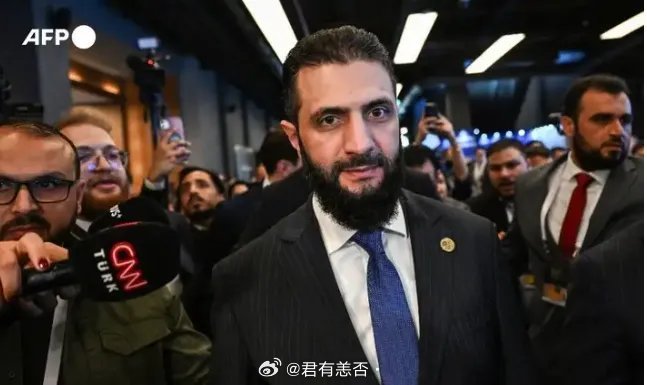 朱拉尼大变身叙利亚新总统朱拉尼昔日曾是反美先锋，甚至因参与伊拉克反美行动被关进阿