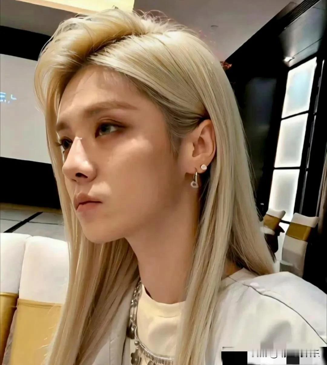乍一眼看还以为是哪个美女呢？
仔细看才发现居然是鹿晗，
这精致的五官和时尚美艳的