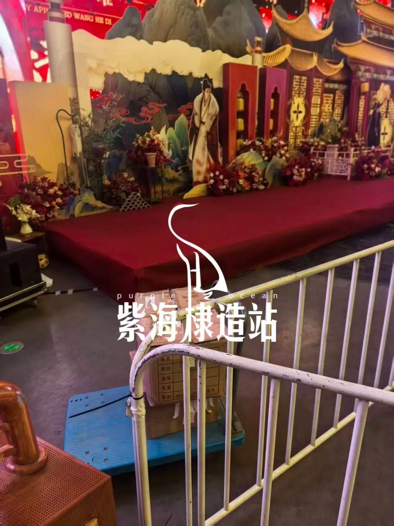 大家进入剧场后到左下角领取礼包哦！现场🈶灯牌租赁，但是数量有限，先到先得，12