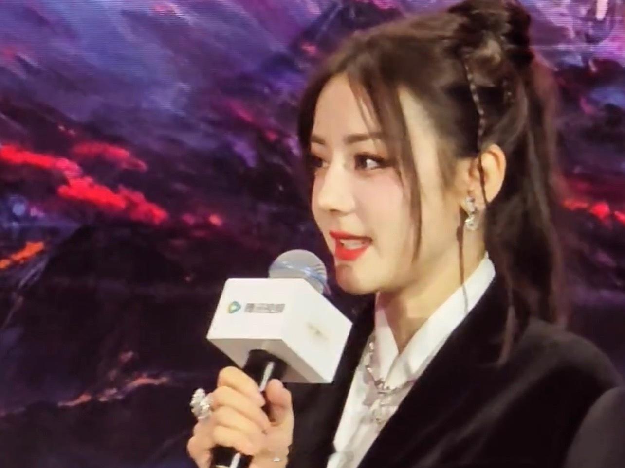 迪丽热巴陈飞宇提灯带剑走红毯 哦哟，热巴出场自带女王大人的bgm啊，贺思慕提灯的