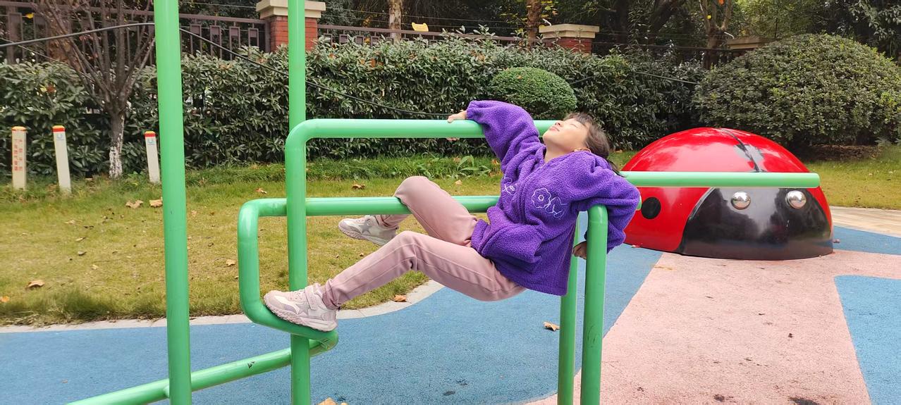 人到晚年才发现：女儿多的老人，可能比儿子多的老人，更幸福一点。
有人也许会反驳：