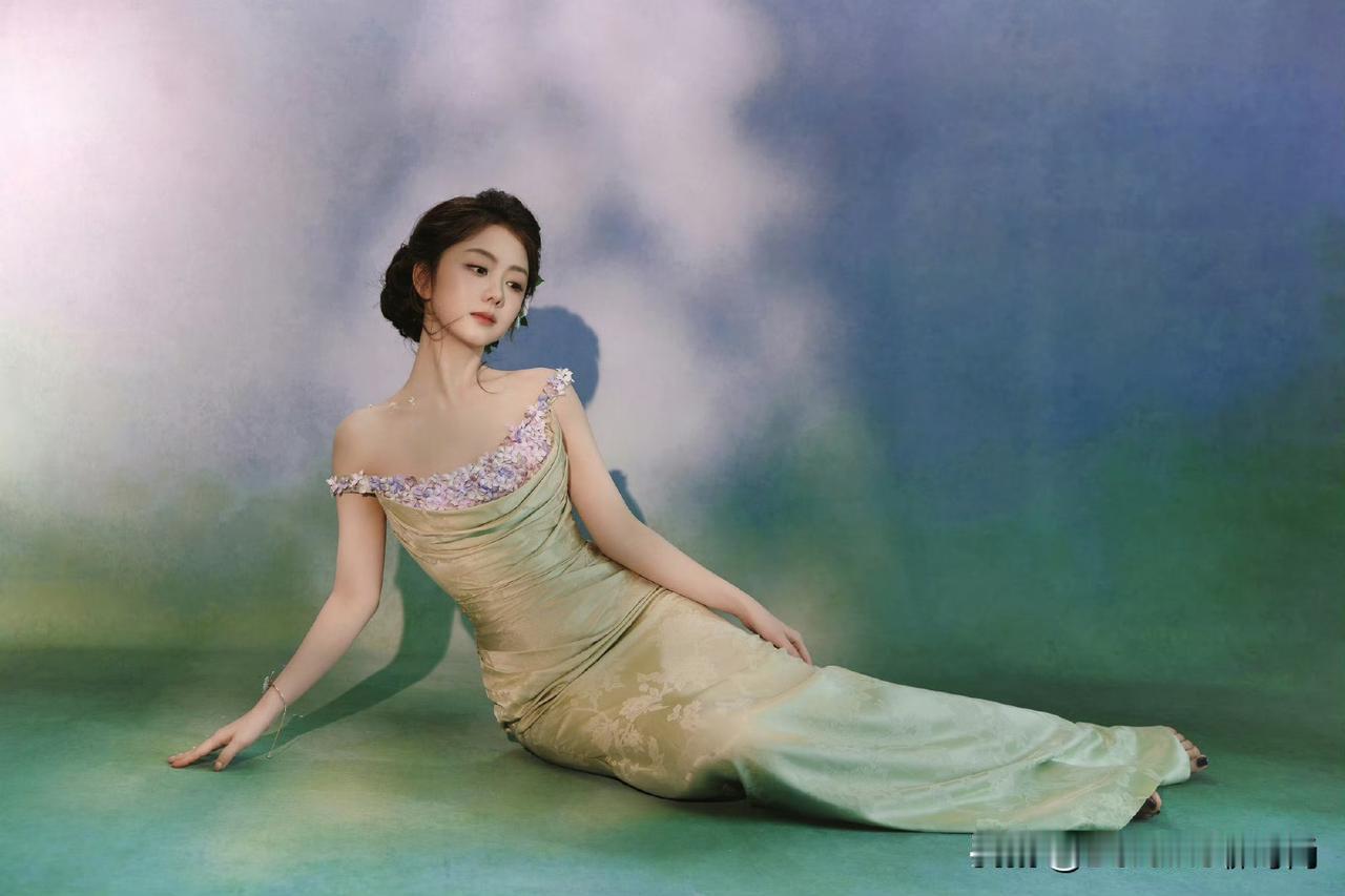 谭松韵这套春日造型真的美到心巴上！
 
淡绿色提花缎面鱼尾礼服，一字肩荡领设计尽