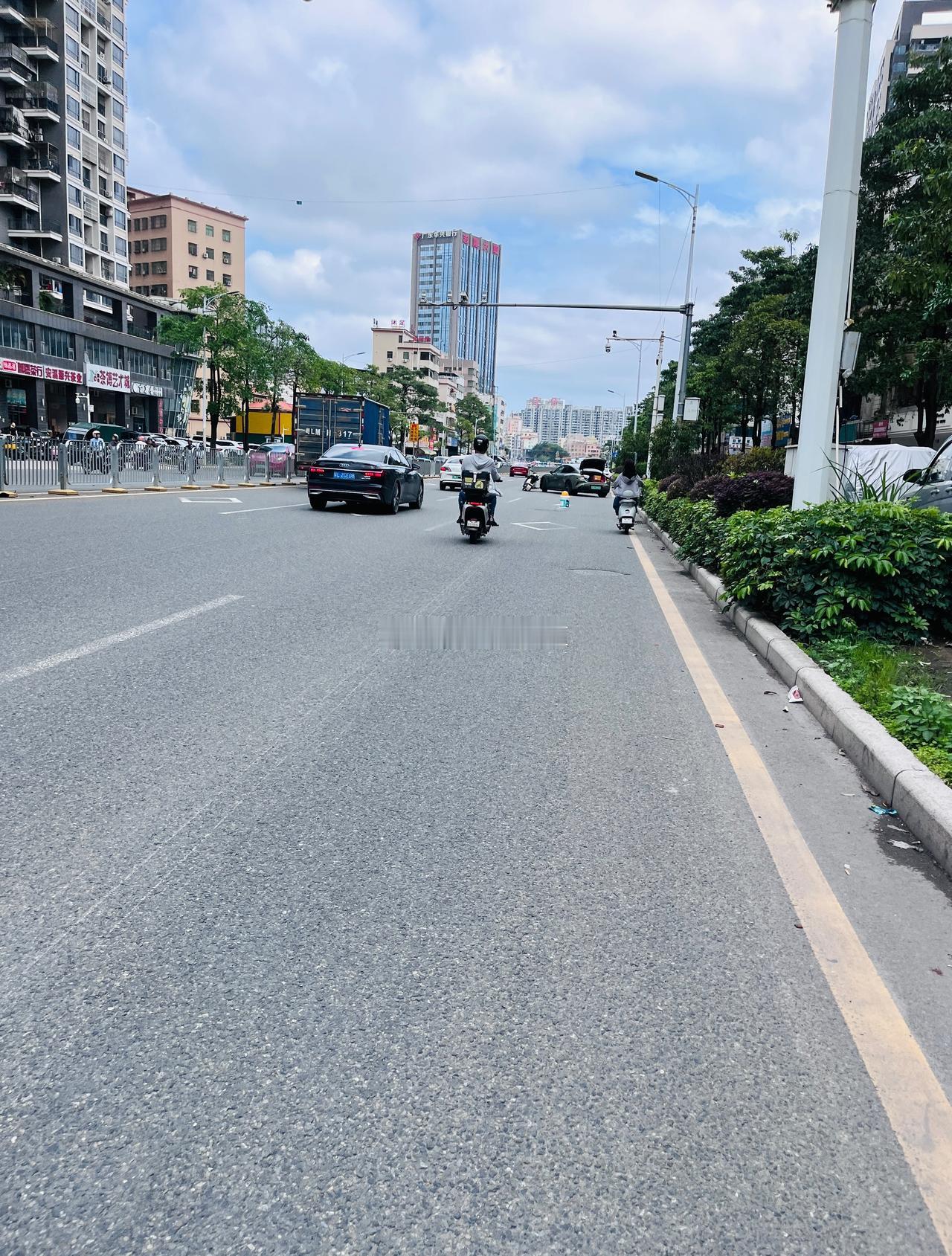 网友反映[话筒]下午，彩虹城天桥底前面发生剐蹭，一台小米汽车右拐撞上直行的电动车