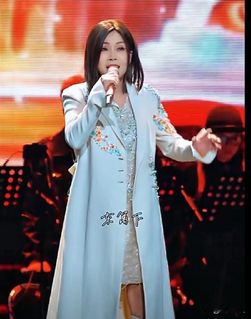 24年销声匿迹！59岁的田震又重出江湖！越来越年轻了！根本不像59岁，头发清爽利