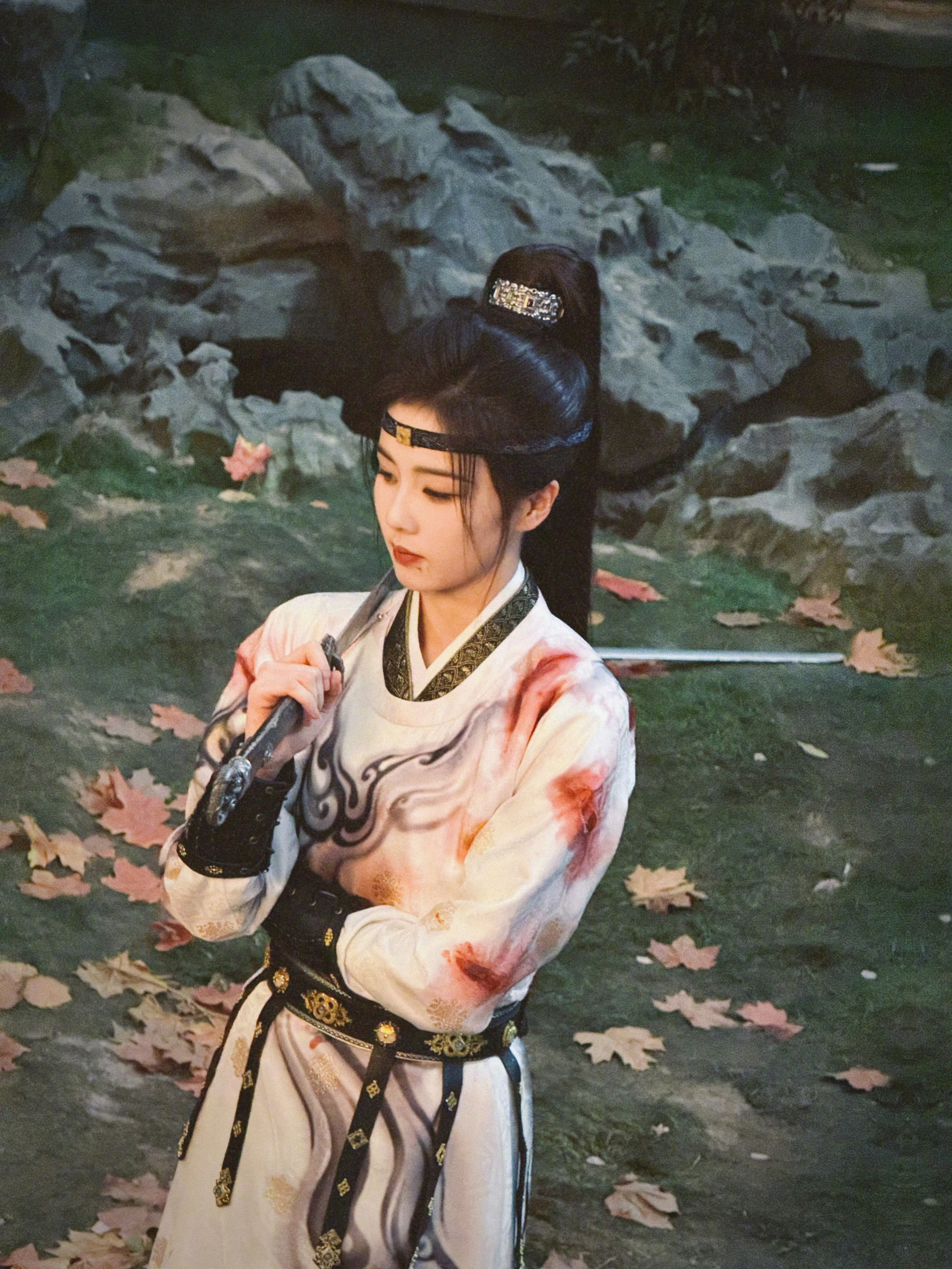 白鹿 下一个角色见  有人在“一星”背刺，有人却用“物料”报之以暖，人与人的世界