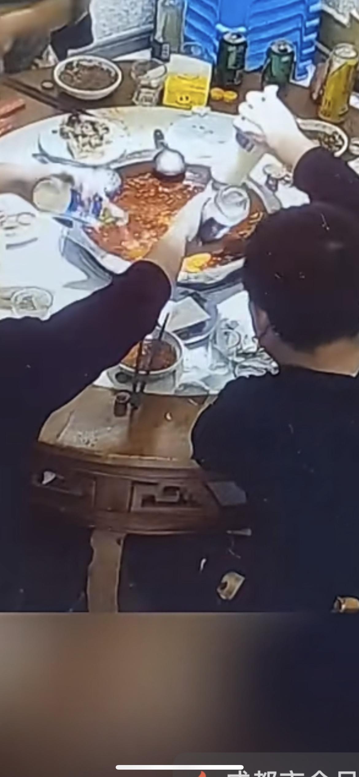 11月14日四川成都，这事儿真让人无语，多名男子吃完自助餐 ，将多瓶免费未开瓶啤