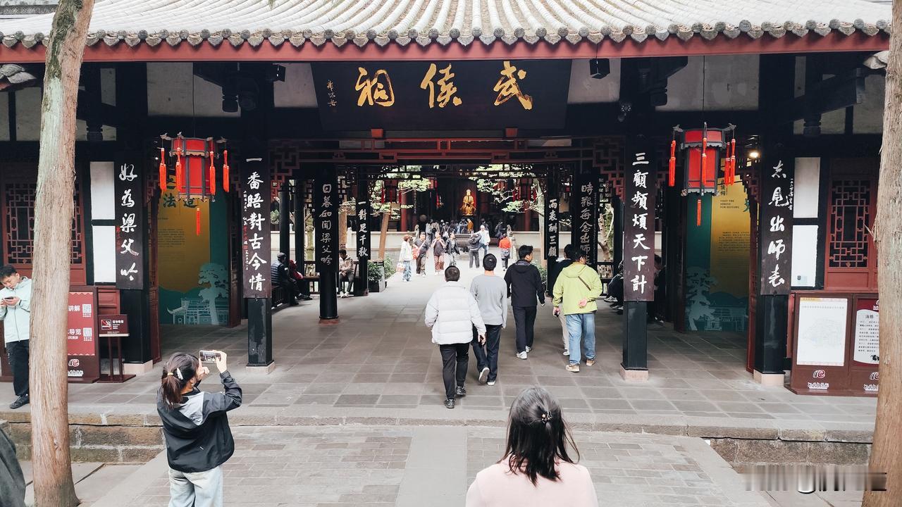 成都武侯祠三国文化引客来古代三国文化是中华精典，成都武侯祠每年吸引众多中外游客来