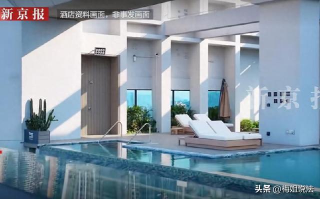 深圳，一女子入住酒店后，准备去游泳池游泳，下水后过来一位男子，男子跟女生说她的泳