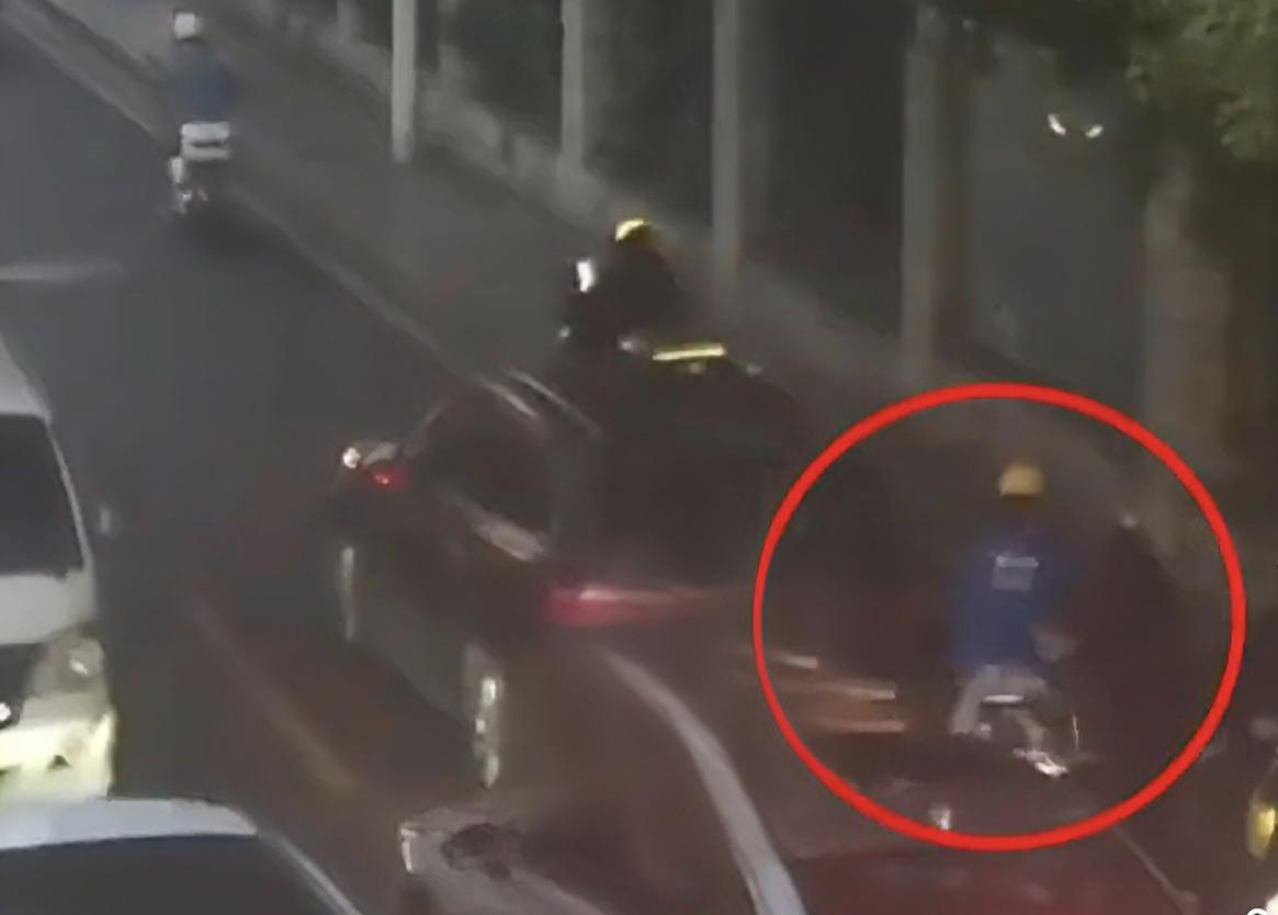 愚蠢至极，竟妄想换身衣服就能逃脱罪责！5月9日，湖南长沙一名男子骑电动车追尾价值