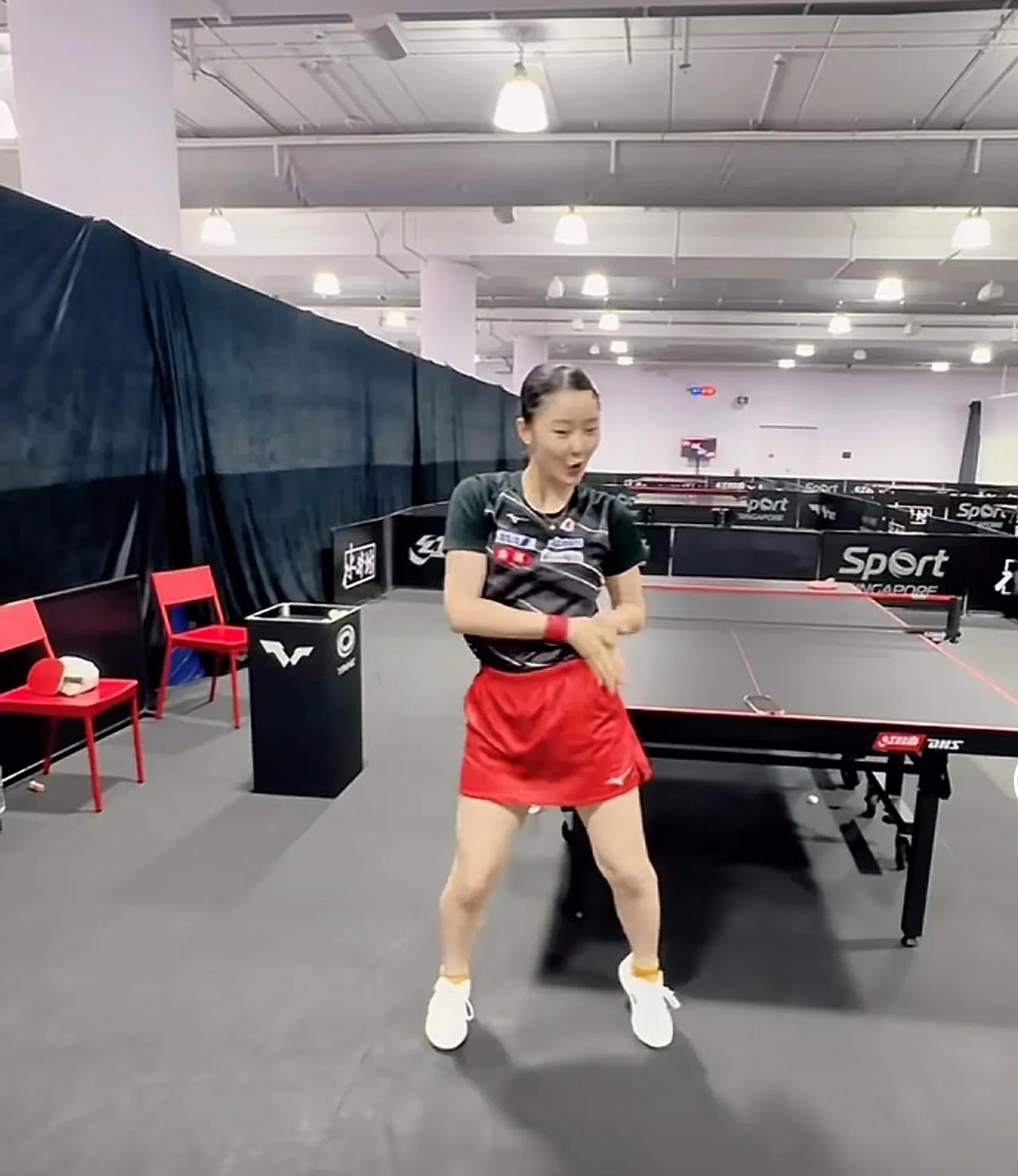 小姑娘叫张本美和，比赛闲暇跳起舞来，你看她：满面笑容，动作轻柔，可爱俏皮。

网