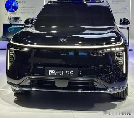 说实话，智己LS9真是30多万价位里，家用旗舰SUV里值得看的一台。外观大气稳重