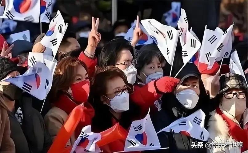 西方霸权正被中俄伊从三个战场瓦解。

用“捉襟见肘”来形容今天的西方可谓一点也不