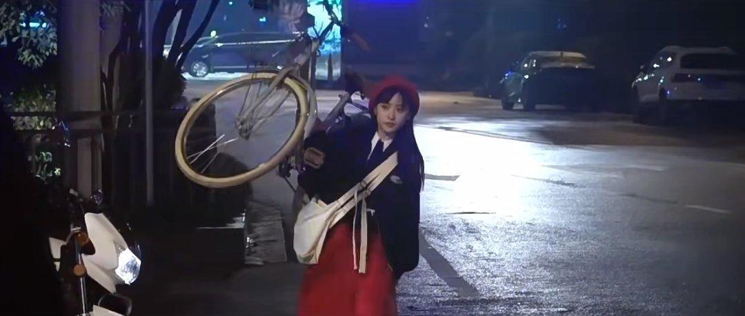 沈月力气真大，扛着自行车就走了。 