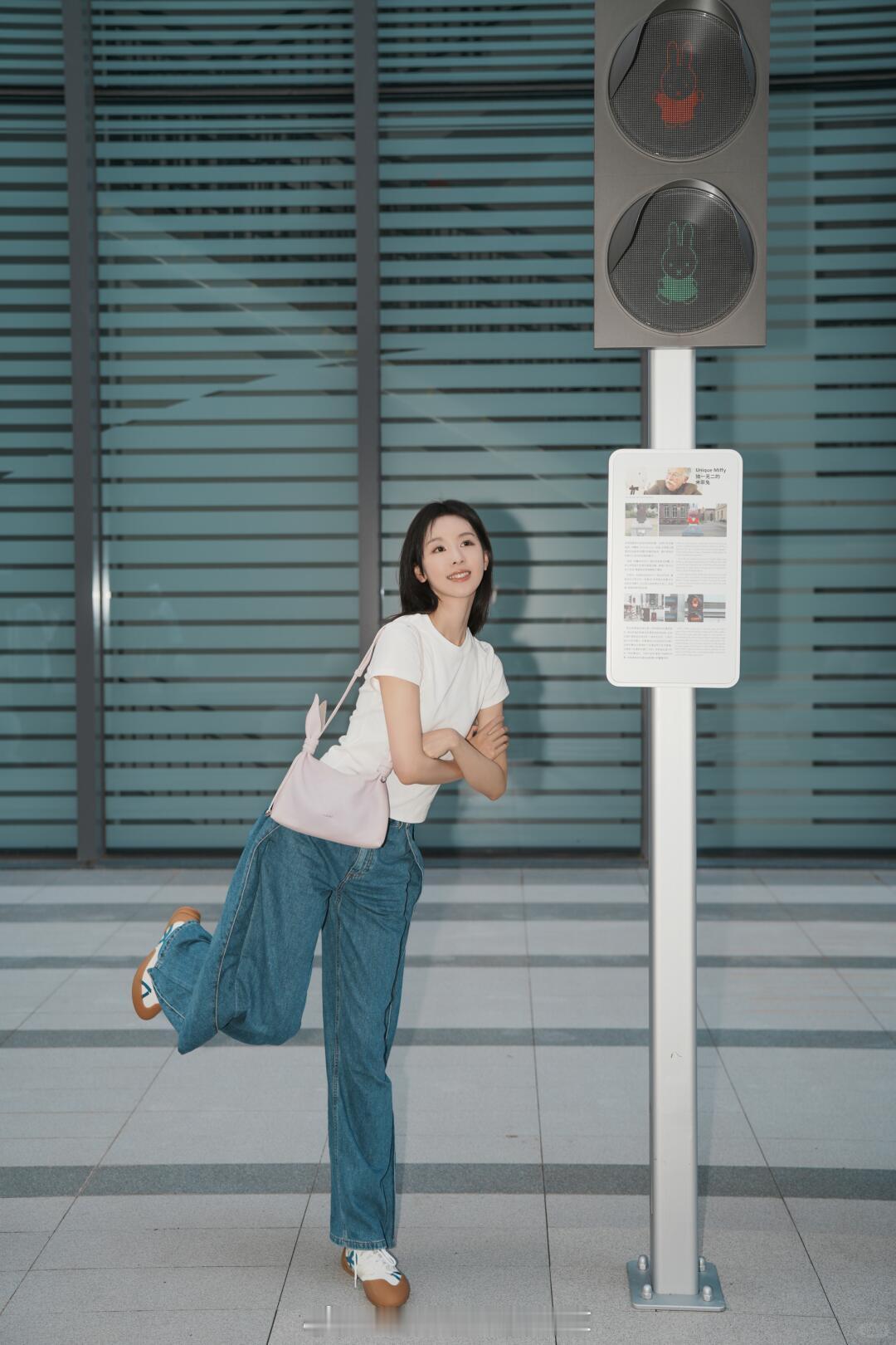 陈都灵 校花学姐 陈都灵最新营业，全套LOEWE加持，白T恤搭配牛仔裤，勾勒轻盈