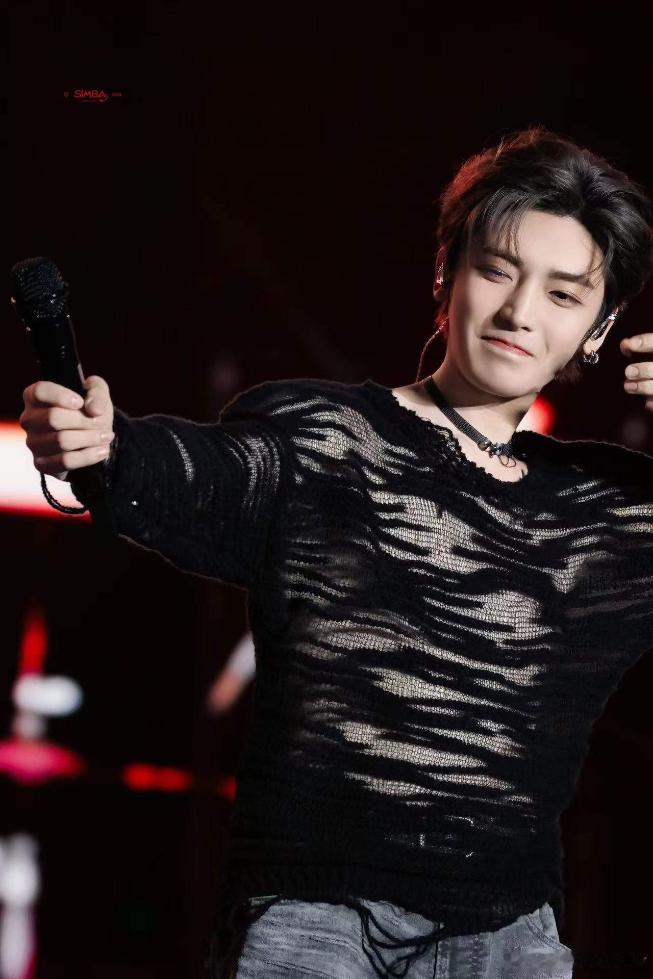 侯明昊太会撩了，完全是那种不需要刻意表现的自然帅气，一眼就让人心动！ 