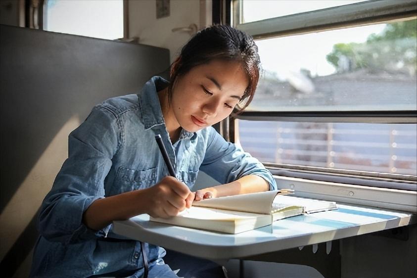 中国人民大学宣布撤销蒋方舟的硕士学位。蒋方舟第一时间作出回应：接受人大校方的处理