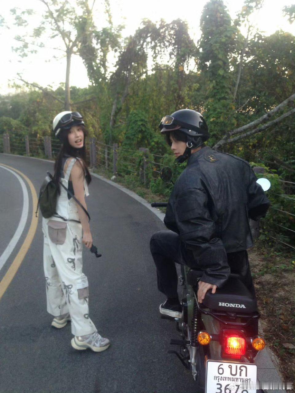 虞书欣何与郊游16宫格虞书欣何与郊游ootd 虞书欣，双轨郊游16宫格 