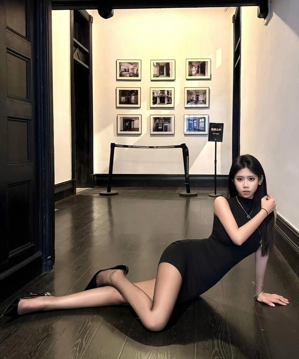 想拍出大长腿照片，这些姿势超有用。
全身照拍摄时，双腿交叉站就很绝。一条腿自然站