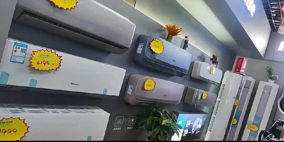 一个老外，对着镜头，拆开一台刚到手的中国空调，直接吼了一句：“今天必须开16度！