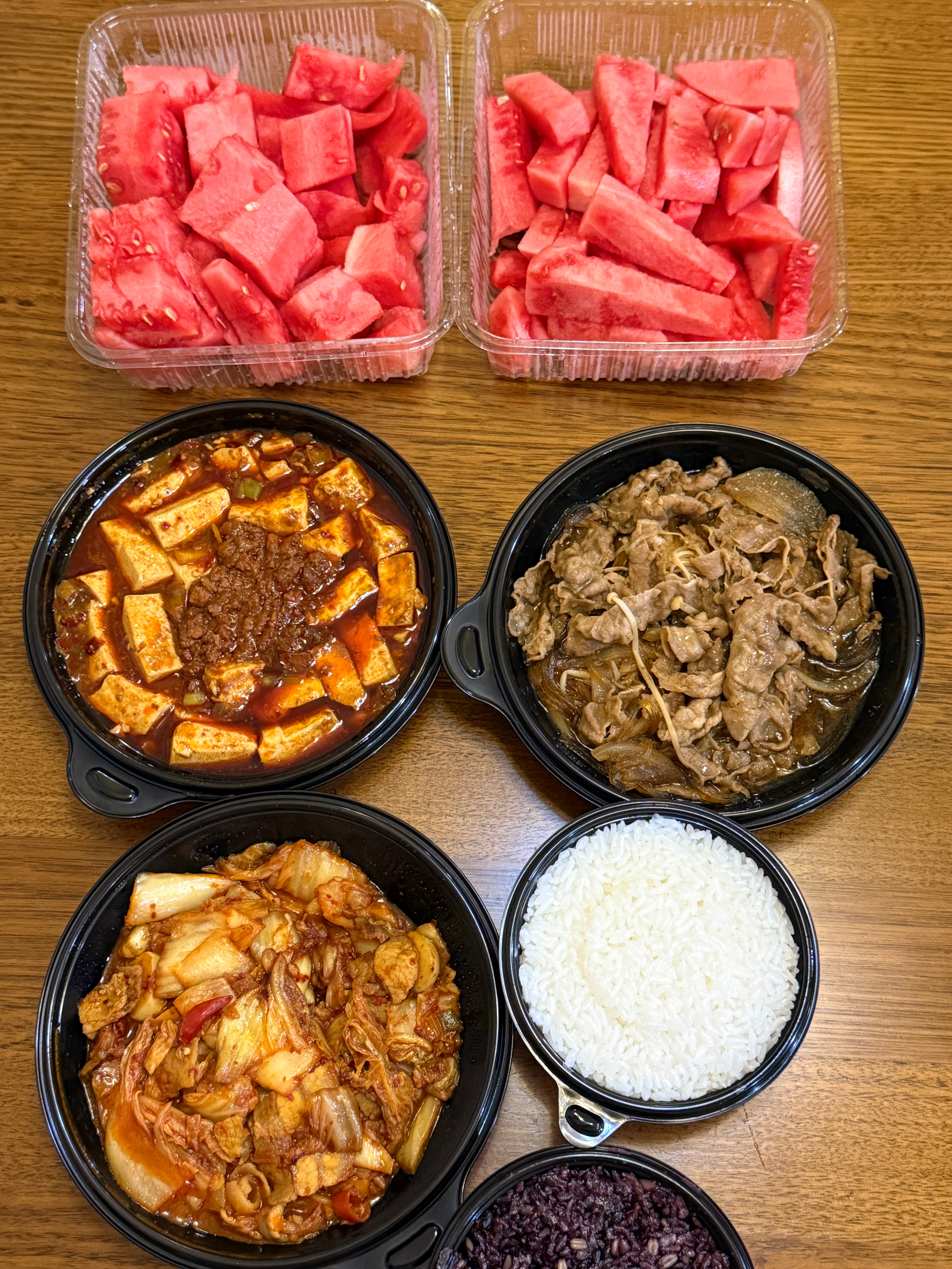 朴素的一餐 老酱下午吃的太晚说他不吃了，我和小酱点了米村拌饭外卖。 
