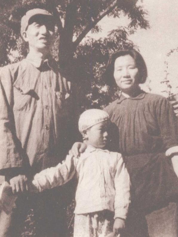 其乐融融的一家人。徐向前和夫人黄杰在石家庄留影。他们夫妇的衣着非常朴实。外人看这