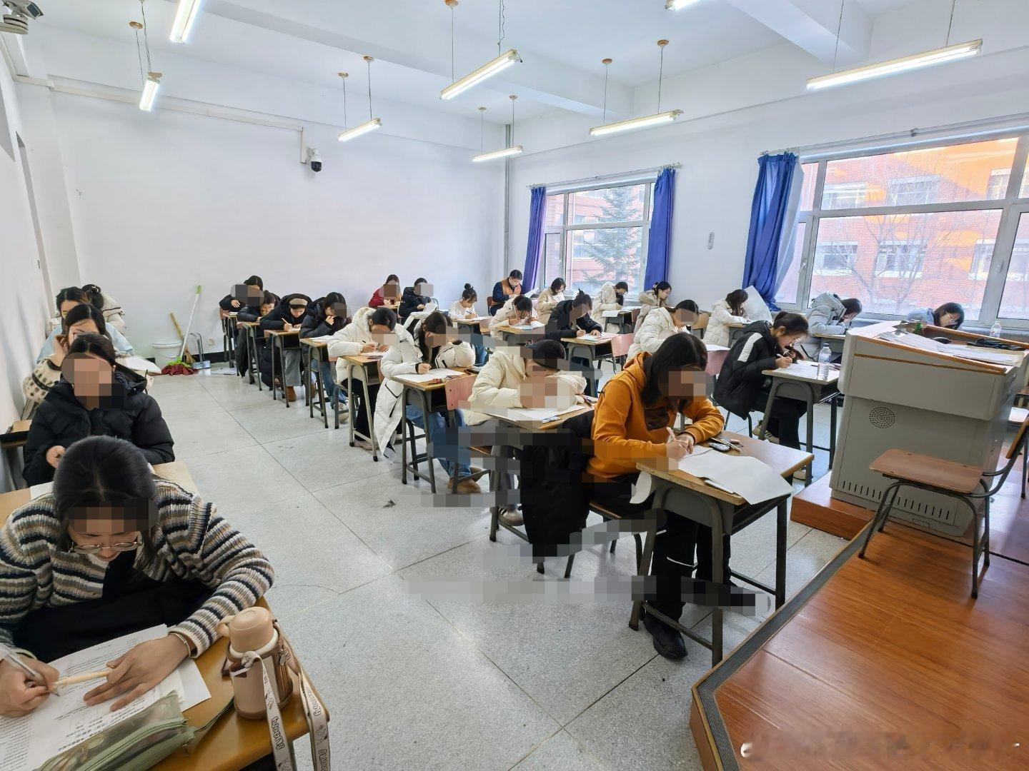 整个考场除了我以外，只有一个男生。看来要想提高会计专业男生比重，只能再高考时降分