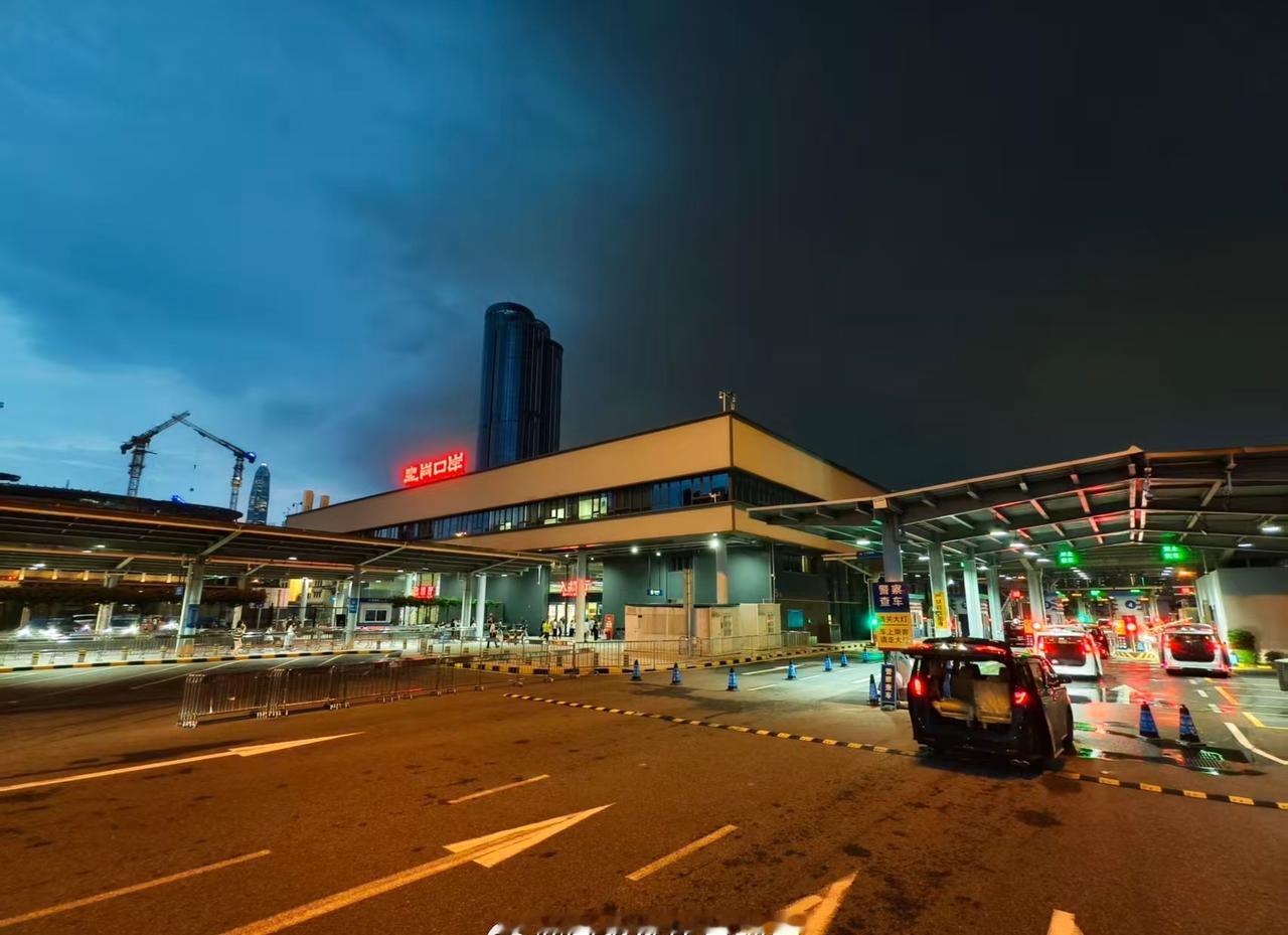 晚安国门傍晚6点30分，深圳皇岗口岸灯光亮起，旅人脚步匆匆，车流在通道汇成流动的