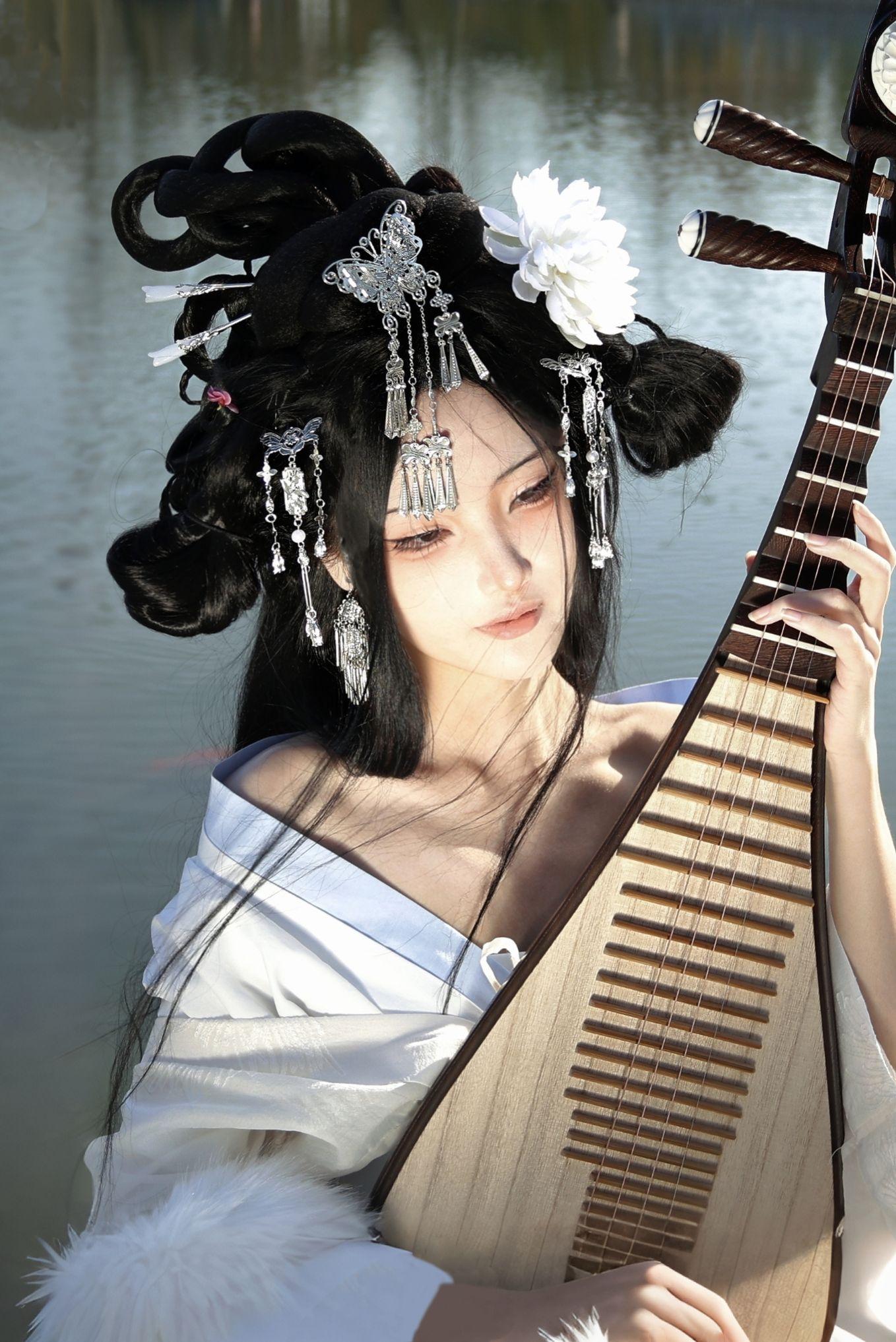 嘈嘈切切错杂弹，大珠小珠落玉盘。