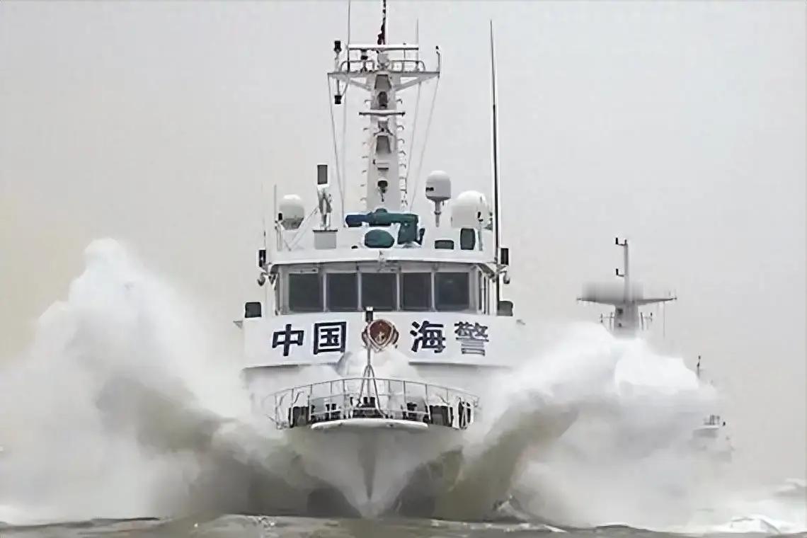 4月28日，日本"鹤丸"号渔船再次非法闯入中国钓鱼岛领海，中国海警舰艇第一时间抵