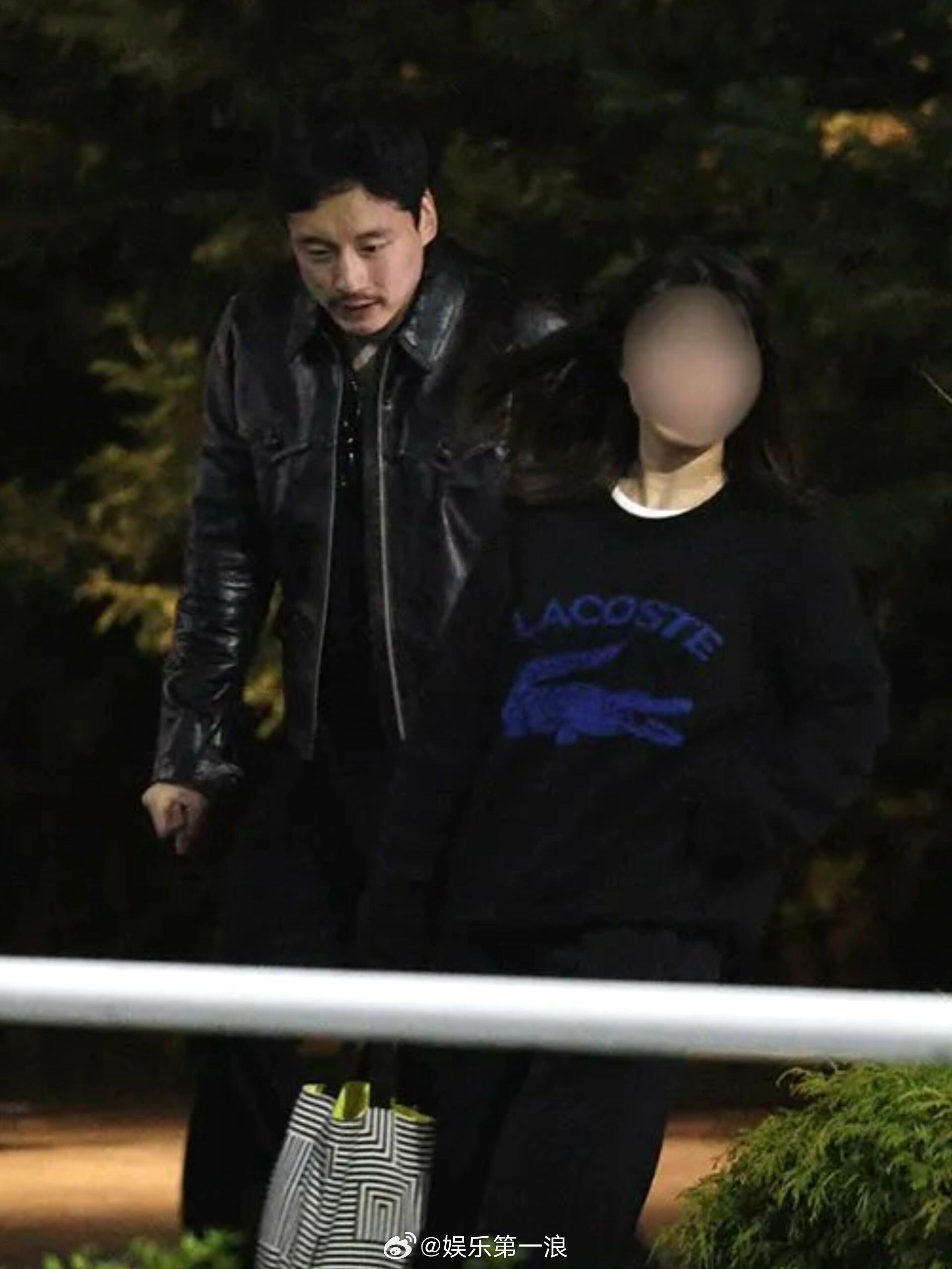 认不出坂口健太郎以为坂口健太郎要偷前面女生的包 3月初，坂口健太郎与一名工作人员