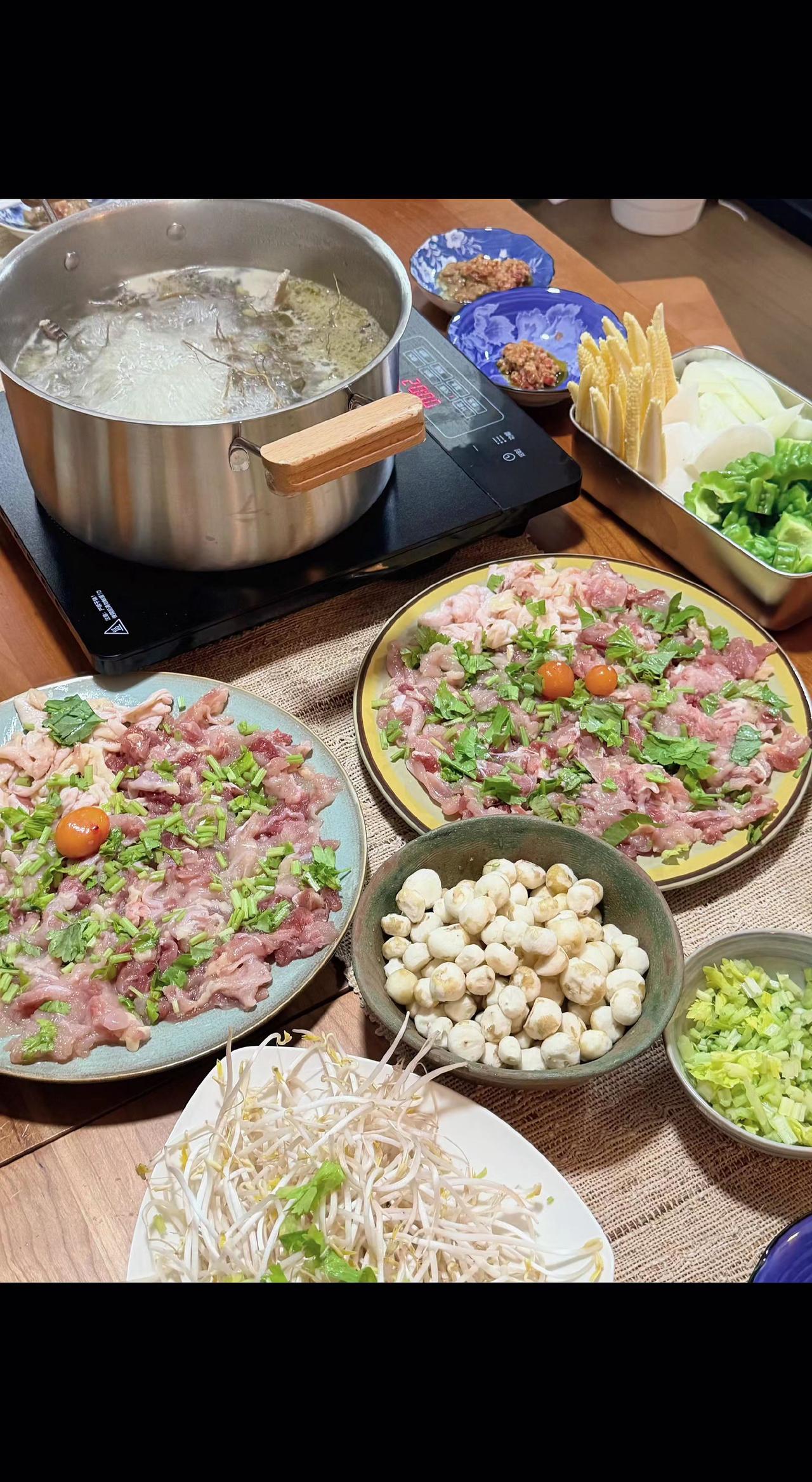 🍲锅底咕嘟着市井烟火，肉卷裹着红油跳探戈💃。人间至味，不过围炉夜话这滚烫时光