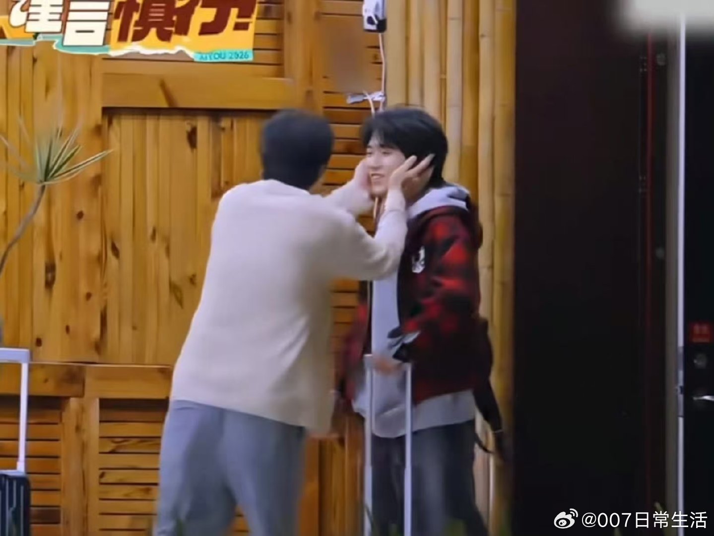 宋亚轩被于洋叫宋哥的反应于洋捧脸宋亚轩 于洋捧脸宋亚轩真的好可爱啊 