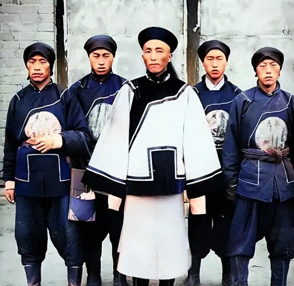 曾国荃  拿手好戏挖地道


曾铁桶的核心战术就是先围城，再挖地道攻城。

在冷