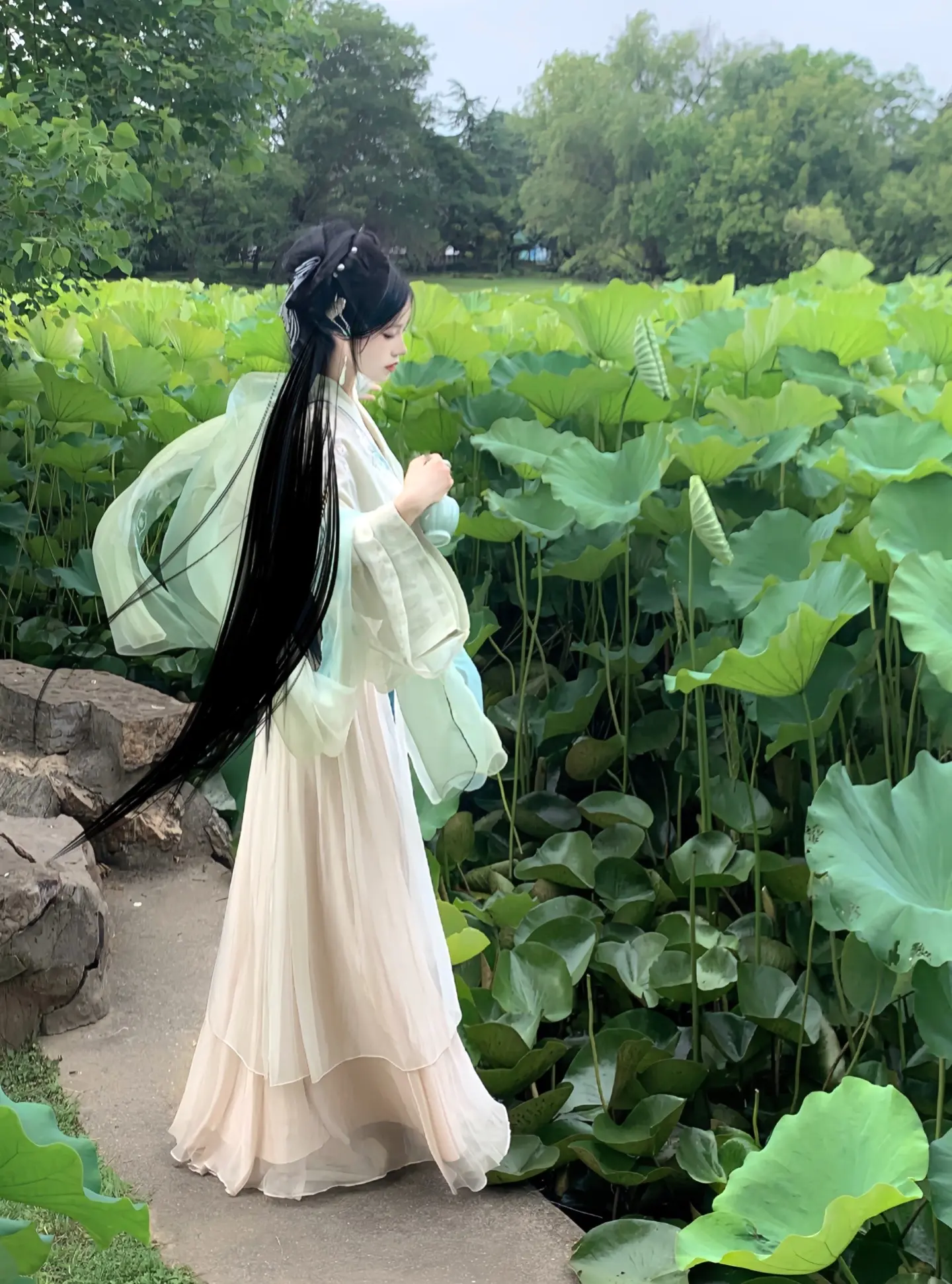 “莲之爱 同予者何人”