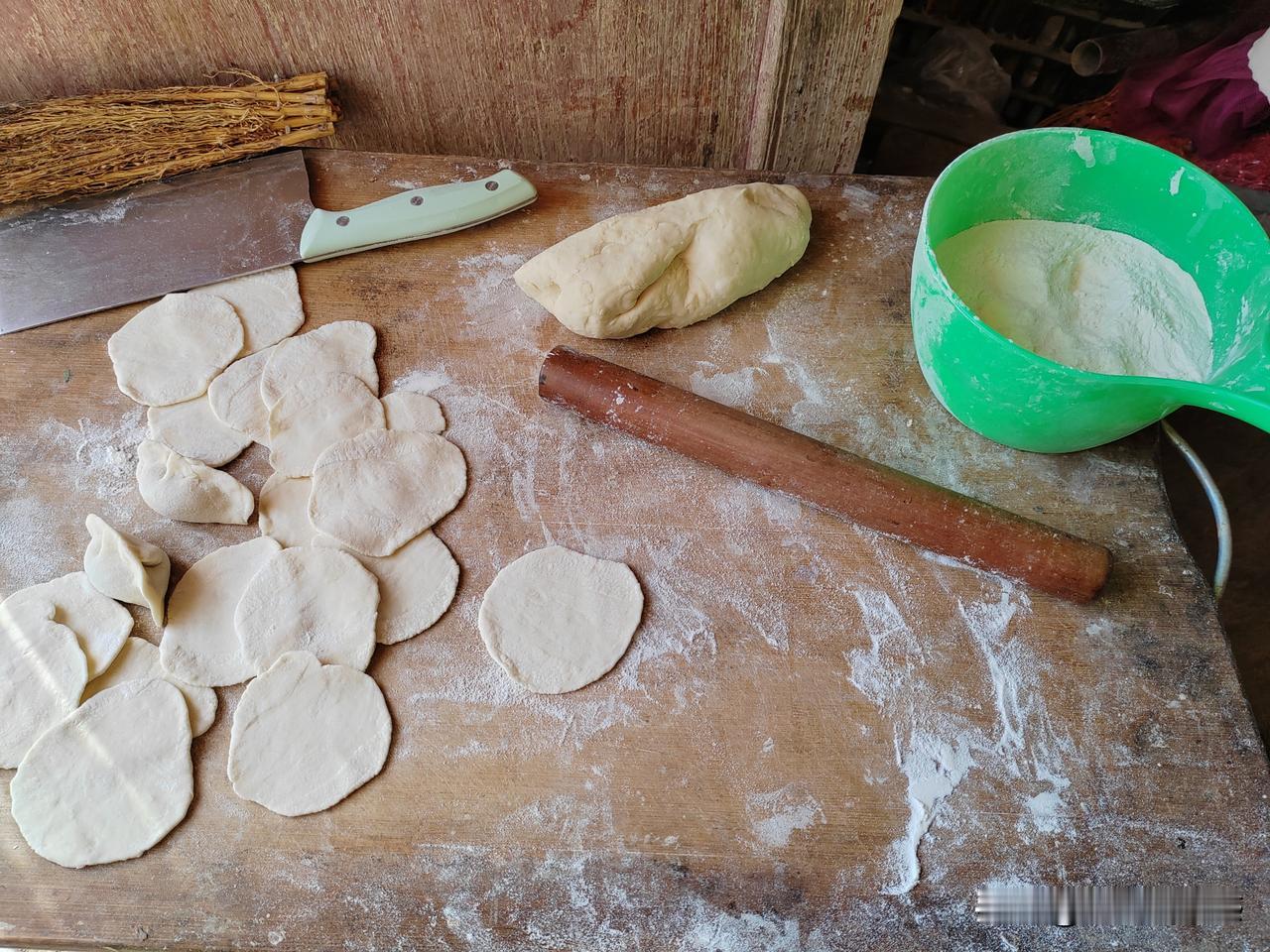 发现一个养女儿的好处。

中午吃个饭跟老妈一起去姥姥家，去把姥姥的棉袄拿回来洗，