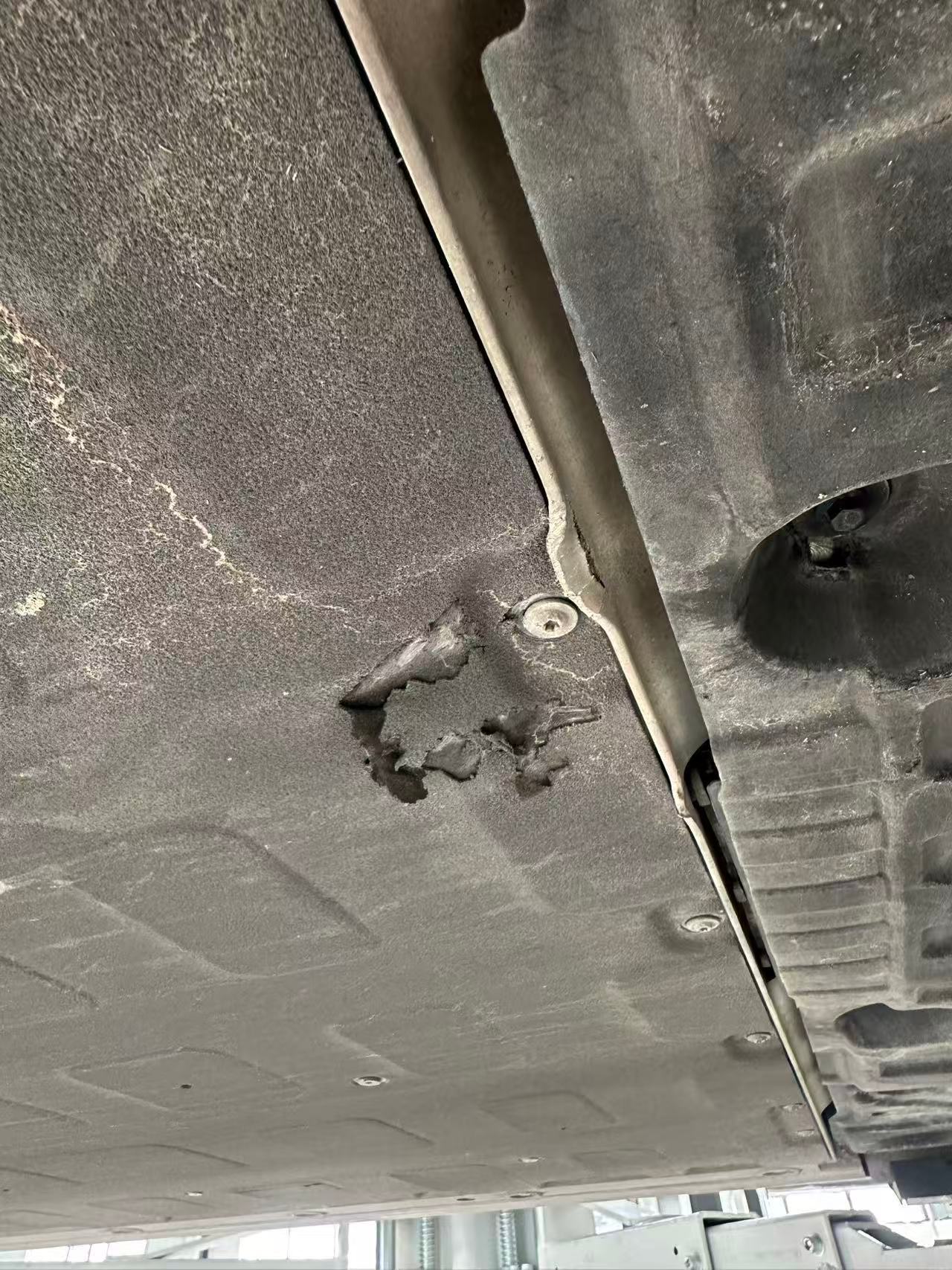 各位，别管新的二手的，买电车一定要把底盘顶起来看一下。 