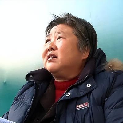 儿子身中十余刀遇害，她却在法庭上替行凶者求情。凶手当场喊她一声妈，还承诺会为她养