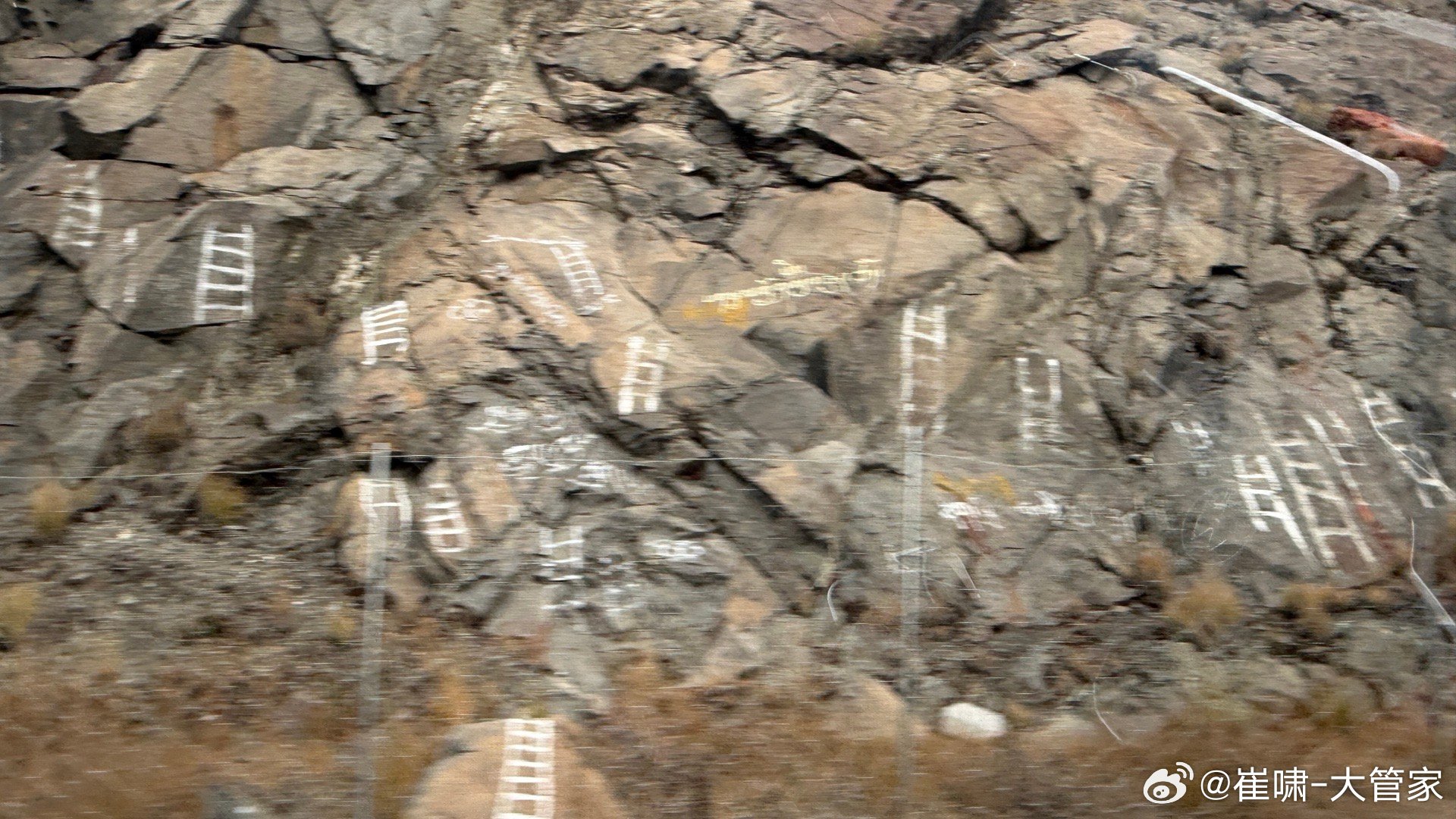 上午热搜还是 香港大火已致94人遇难，下午就已经 香港大埔火灾已致128人遇难 