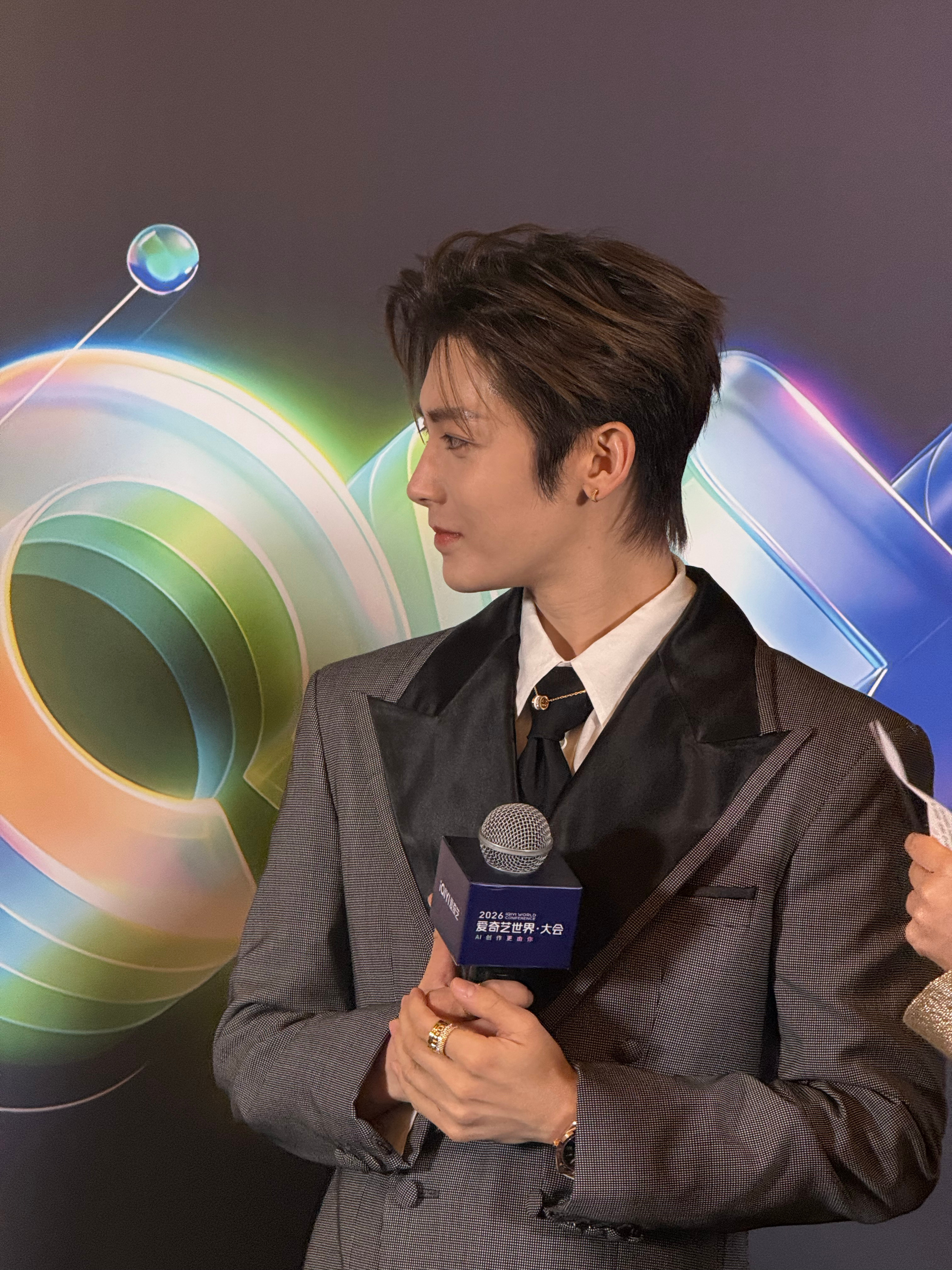 对着侯明昊拍live真的好幸福😭好帅啊2026爱奇艺世界大会侯明昊两部剧发预告