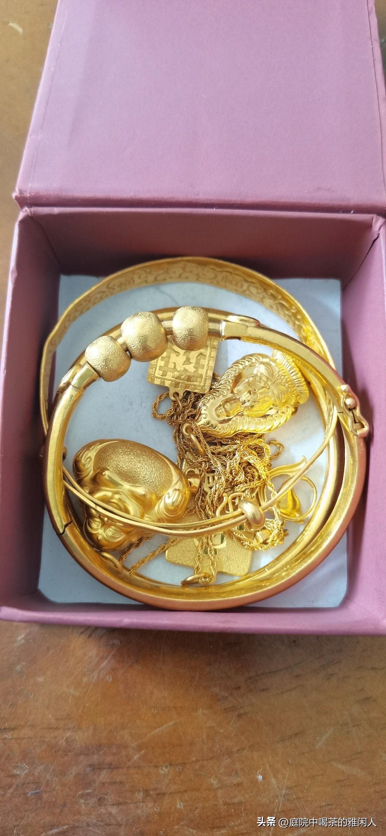 最近金价真的一路狂飙，我老公天天在我耳边念叨，让我把自己的金首饰全卖了，说现在一