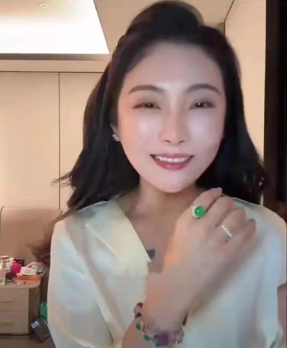 8年前，山东菏泽的李雪珂因“买精生三胞胎”被骂“自私”。她童年缺爱，事业有成却情