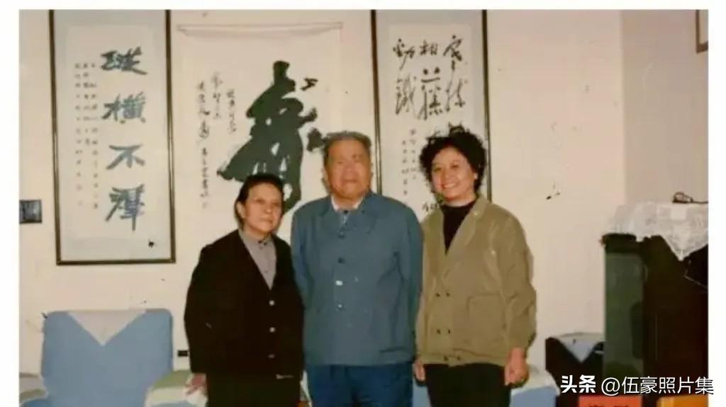 1986年10月，原南京军区司令员聂凤智将军（中）与夫人何鸣（左一）和次女聂梅梅