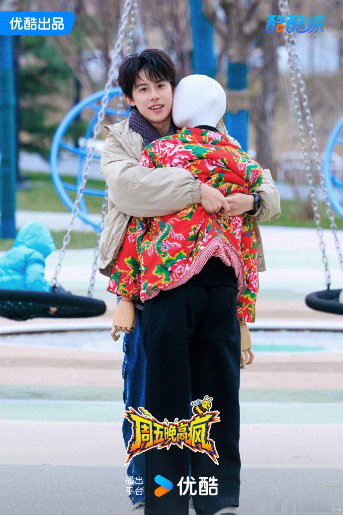 周五晚高疯花车巡游道具你来定紧急冲票！Bee 疯糖家族花车道具投票开启，24 小