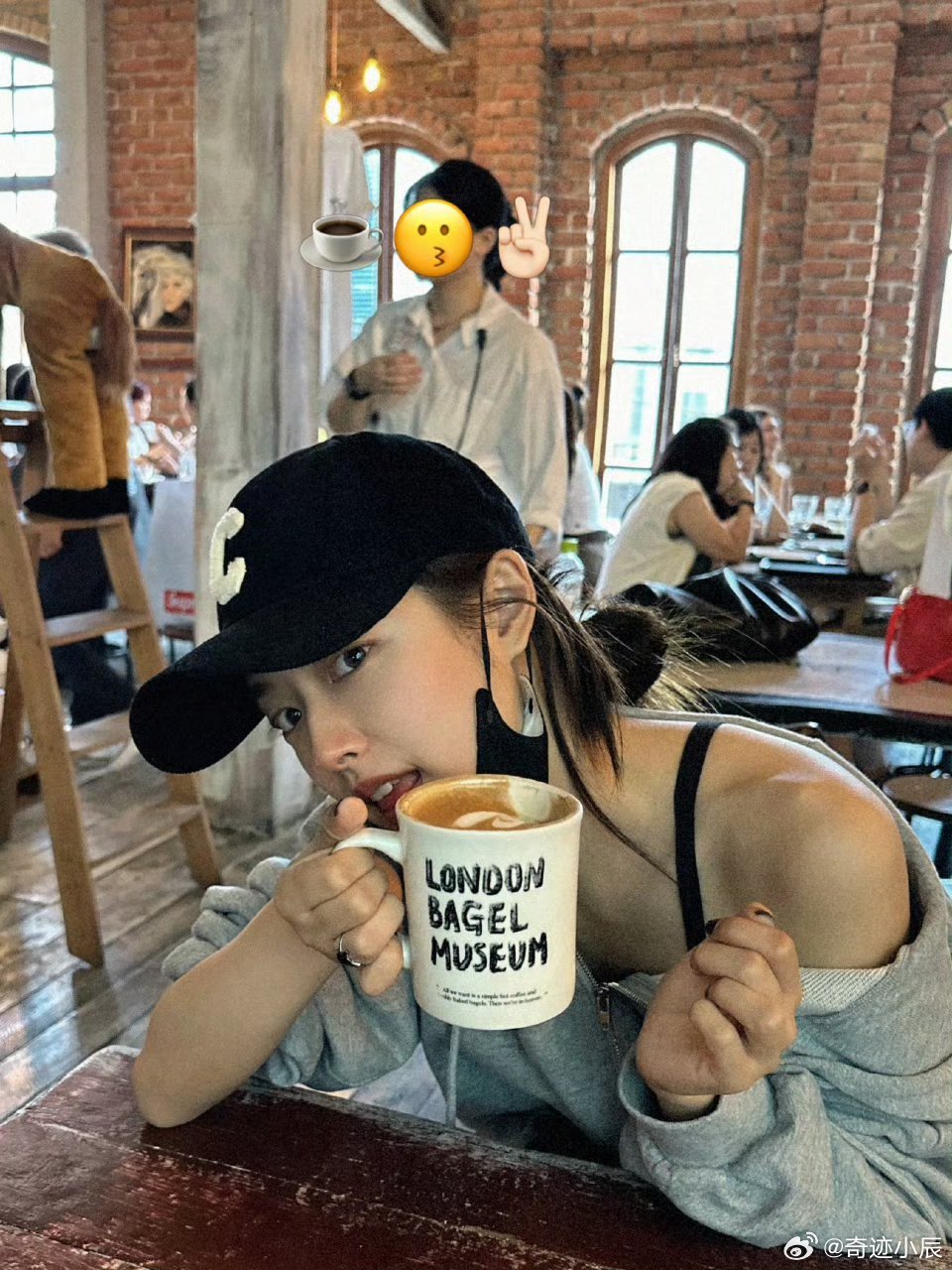 徐若晗明媚捕捉到一只春日限定明媚小晗！笑眼弯弯治愈一切，回眸瞬间像春风拂过心田。