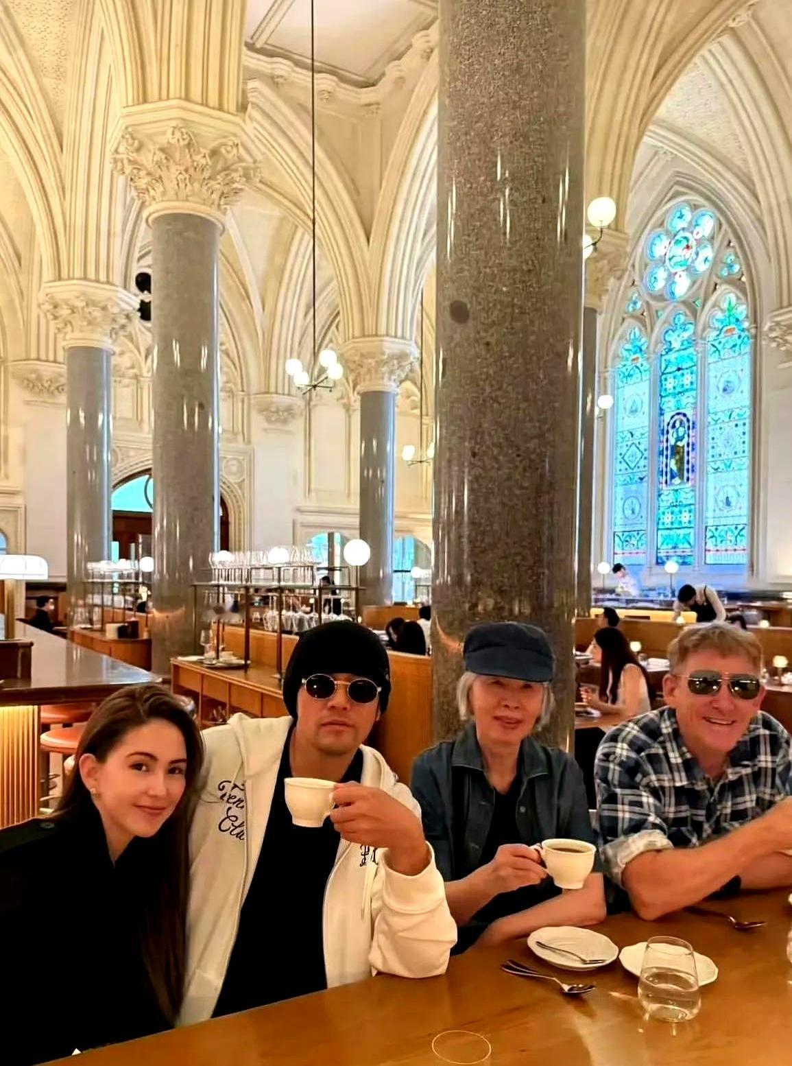 十一年，周杰伦把童话写成了日常。
 
2015年他在古堡把昆凌娶回家，2026年