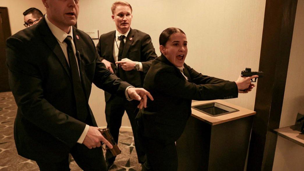 就在刚刚，特朗普遭遇枪击事件。
 
当地时间4月25日晚，华盛顿希尔顿酒店灯火通