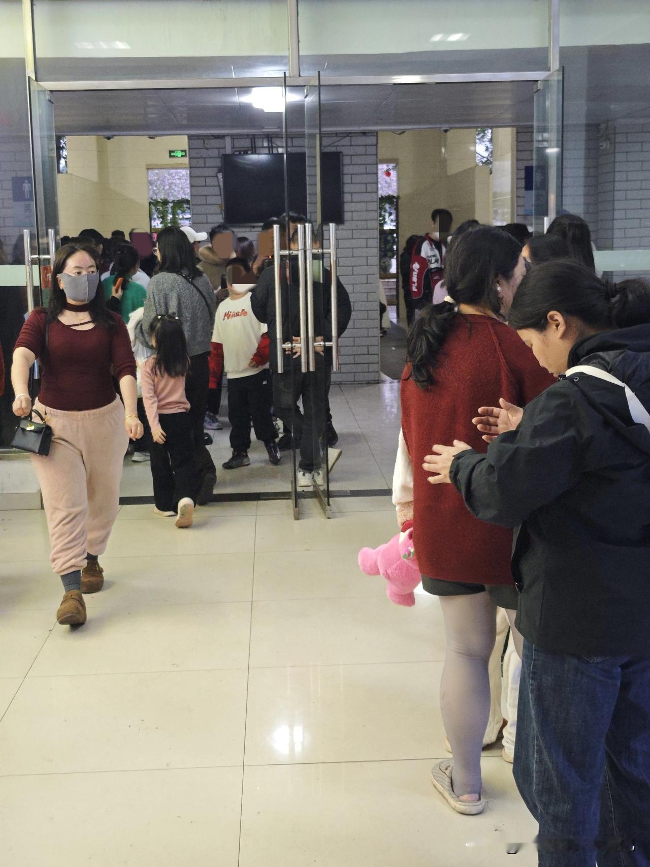 晒图笔记大赛上厕所这队拍的，不知道的还以为抢购啥好东西呢[捂脸]虽然服务区临时把