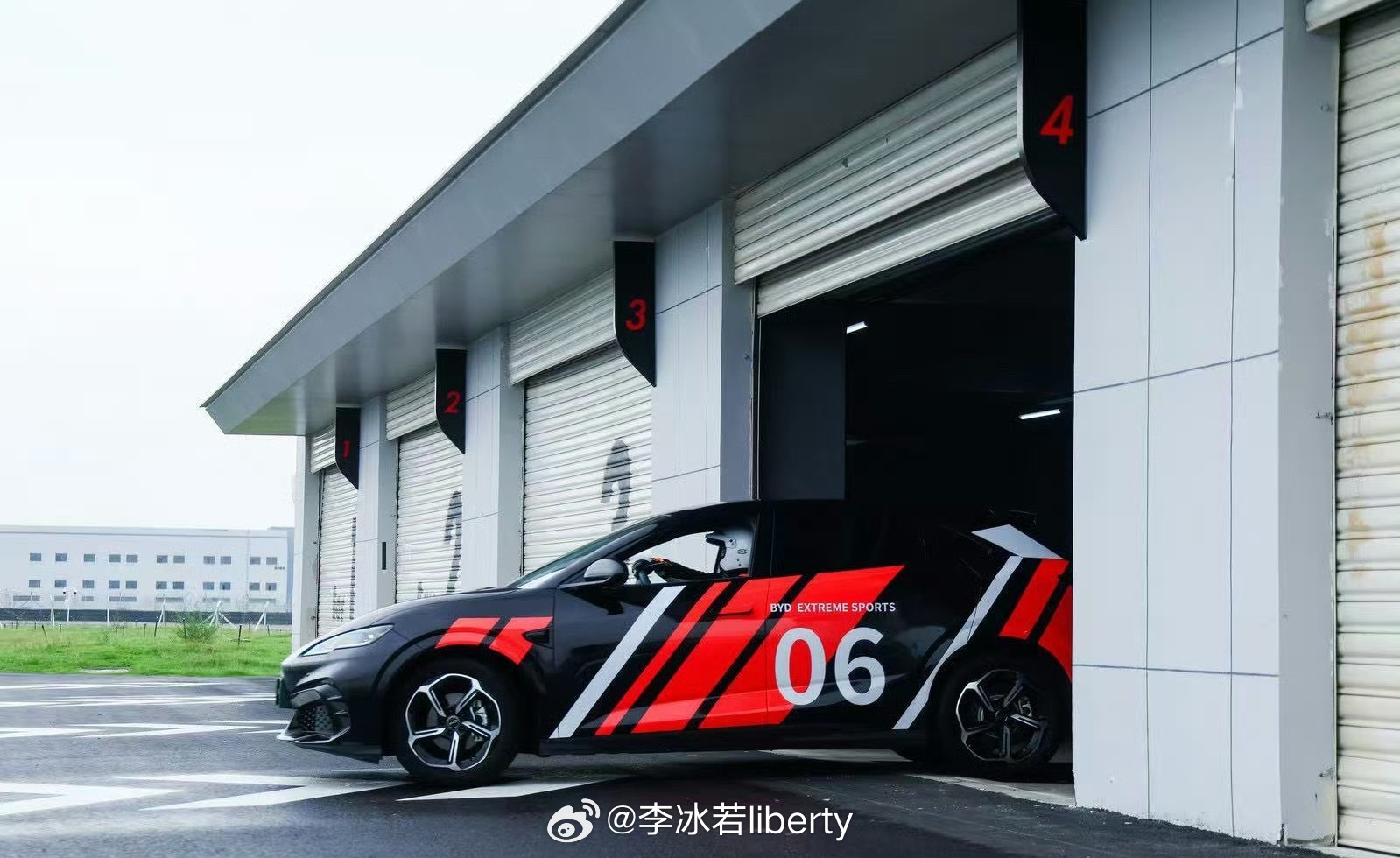 海豹06GT赛道开燥实力炸场 当下电车强调运动元素已经慢慢变成标配了长相有点偏运