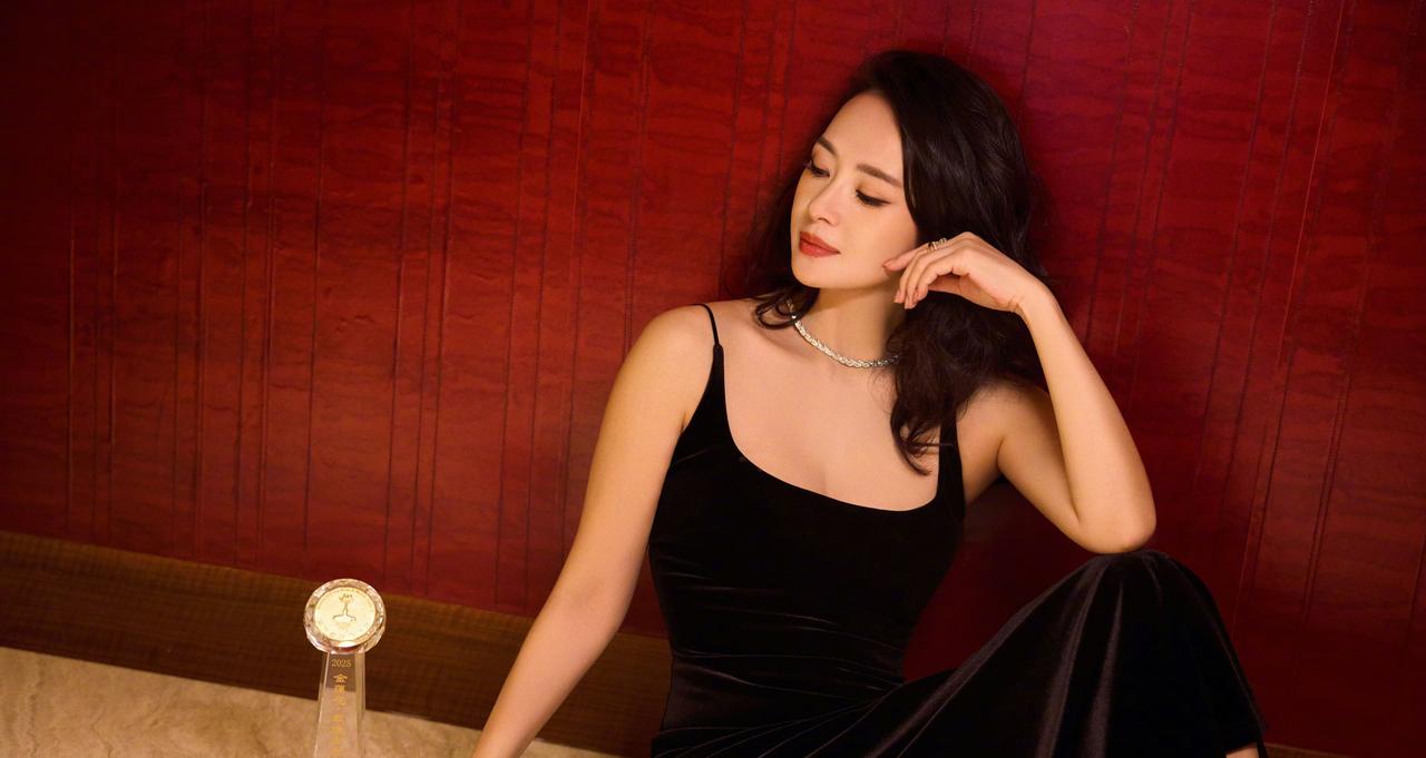 章子怡金莲花"四封影后"引争议！奖项真相与演技实力该怎么看
 
章子怡凭《酱园弄